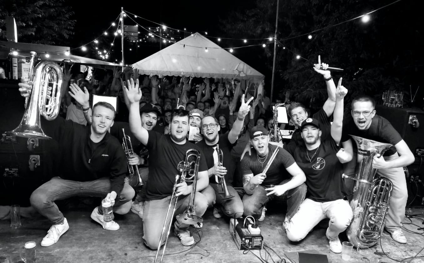 Die Band huþraum bei einem Auftritt